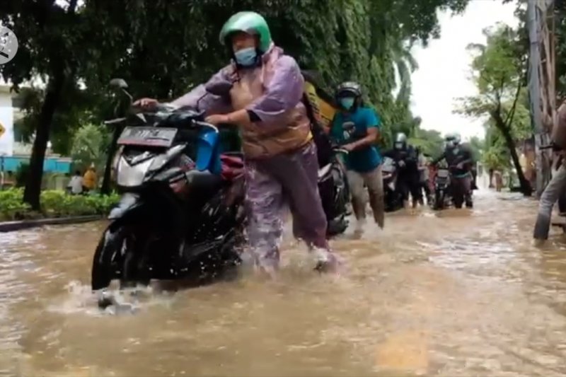 Cari untung di tengah genangan banjir