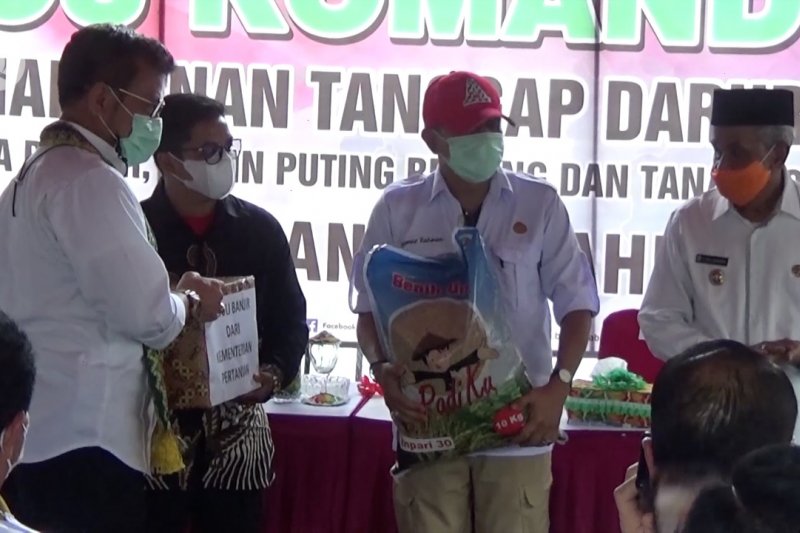 Mentan serahkan bantuan bibit dan sembako untuk korban banjir di Kalsel