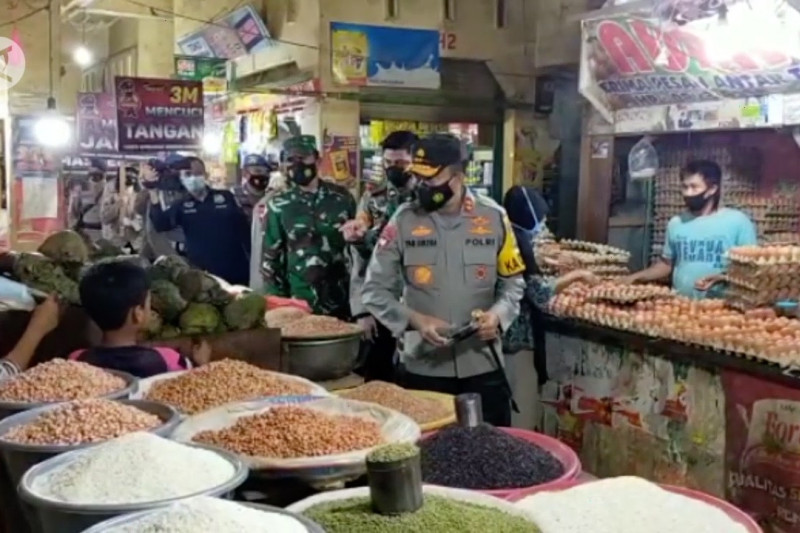 TNI-Polri sidak prokes di pasar tradisional Kota Kendari