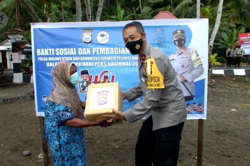 Polda dan Komunitas Jurnalis Televisi Malut salurkan bansos di Pulau Maitara