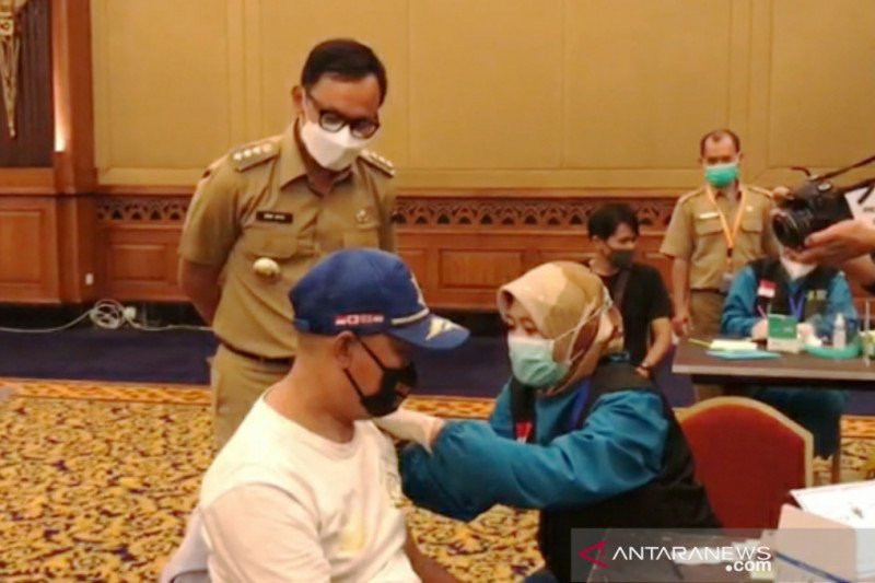 Bima Arya berikan jatah vaksinnya kepada relawan
