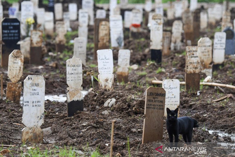 Lahan makam untuk COVID-19 di TPU Bambu Apus penuh