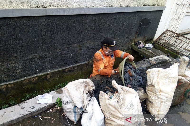 Dinas SDA-PPSU Cilandak bersihkan saluran air antisipasi banjir
