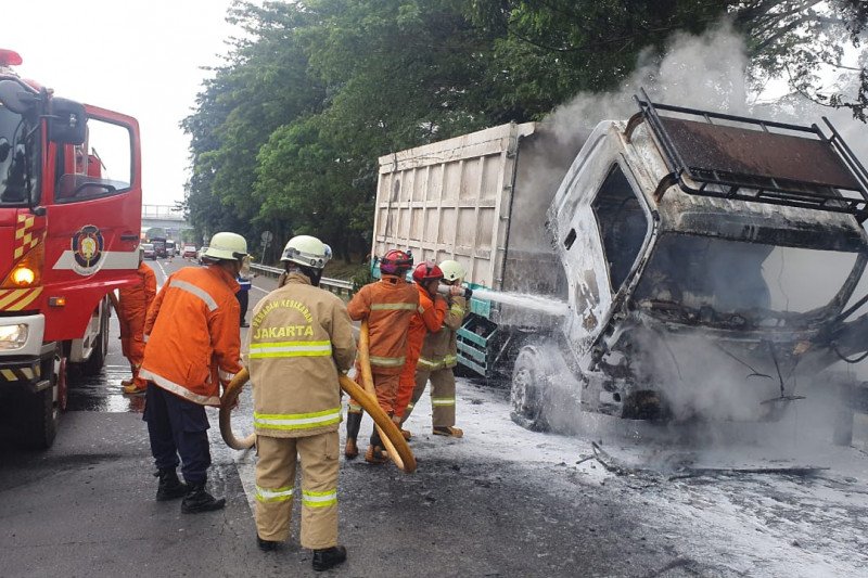 Arus pendek sebabkan truk bermuatan batubara terbakar di Tol Setu