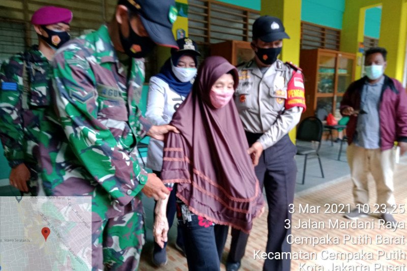 Bhabinkamtibmas bantu lansia jalani vaksinasi