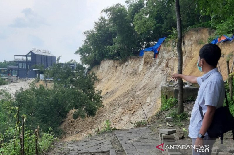 Jalan akses ke makam wali Sunan Giri di Gresik-Jatim longsor