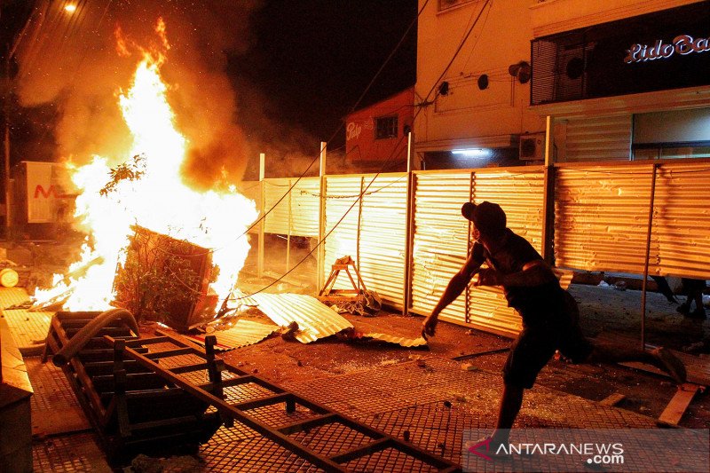 Vaksin COVID-19 langka, warga Paraguay demo turun ke jalan