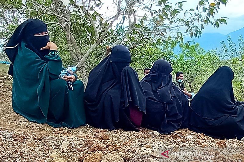 Keluarga ziarah di makam DPO MIT Poso