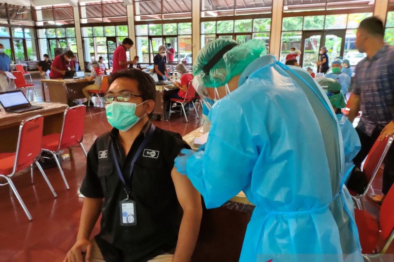 Difasilitasi pemerintah, awak media di Bali jalani vaksinasi COVID-19