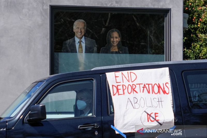 Demokrat desak Biden lawan dimulainya kembali kebijakan imigrasi Trump