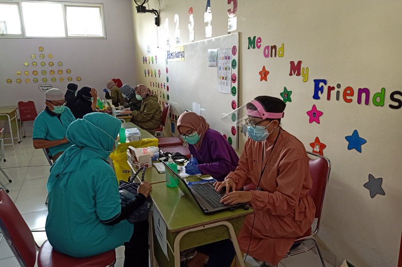 Sekolah dijadikan tempat vaksinasi warga lansia di Jakarta Timur