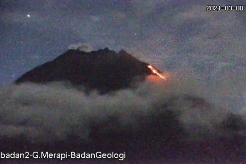Gunung Merapi luncurkan awan panas guguran sejauh 1,3 kilometer