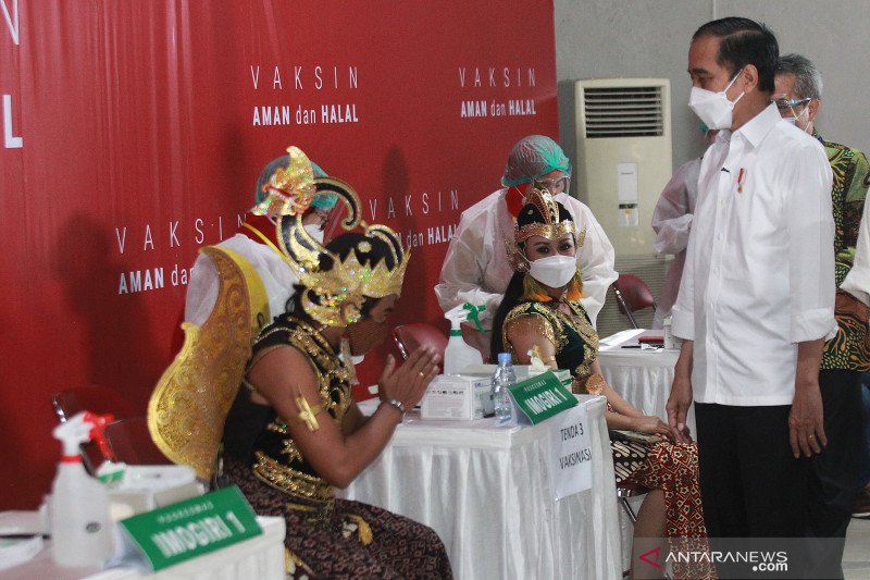 Presiden tinjau vaksinasi untuk seniman
