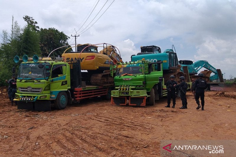 Tim Gabungan KLHK segel dua lokasi galian C ilegal di Purwakarta