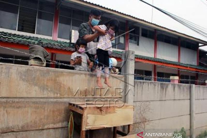 Rumah Warga Terisolasi Tembok Beton