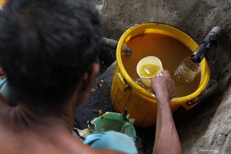 PRODUKSI MENINGKAT HARGA MINYAK NILAM TURUN