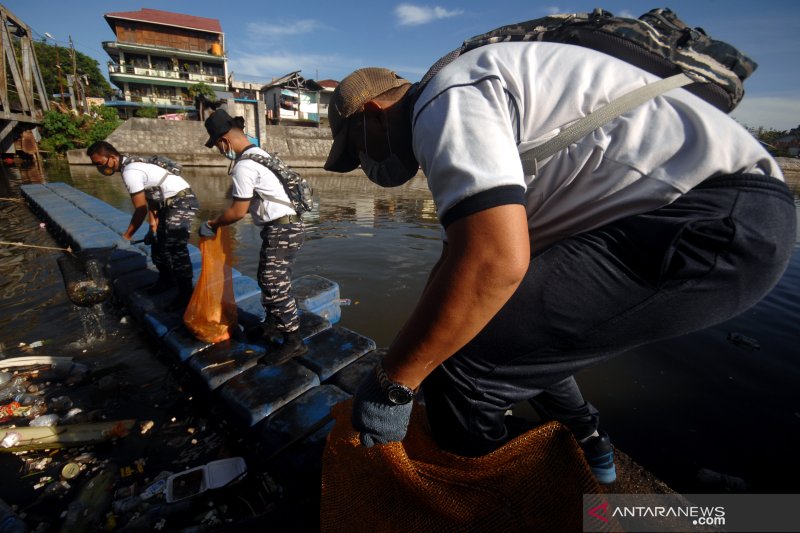 AKSI BERSIH SUNGAI LANTAMAL VIII MANADO