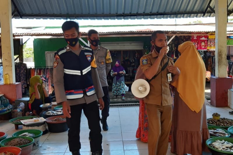 Bhabinkamtibmas di pasar ajak warga patuhi prokes sukseskan Kampung Sehat