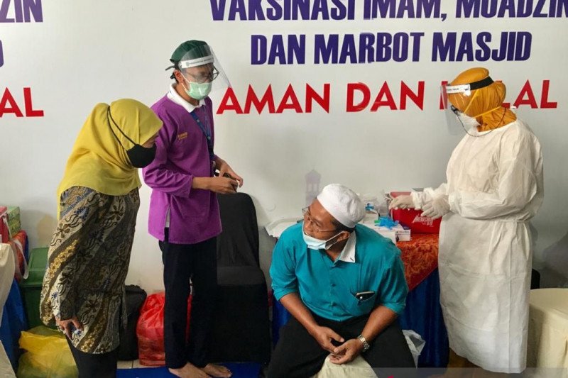 Khofifah ingatkan bupati/wali kota fasilitasi vaksinasi petugas masjid