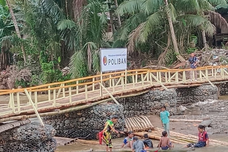 Poliban bangun jembatan darurat di wilayah banjir HST