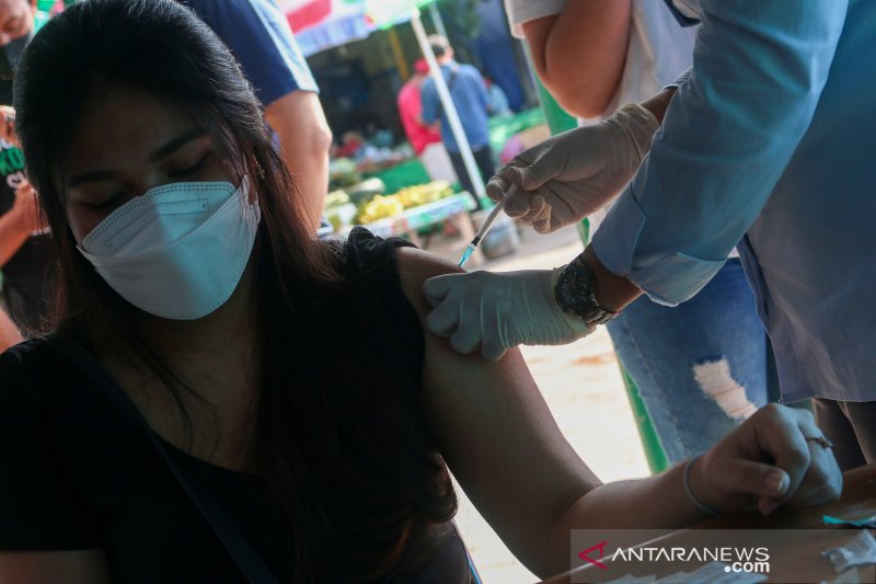 Vaksinasi di Pasar Tradisional Kebon Roek Mataram