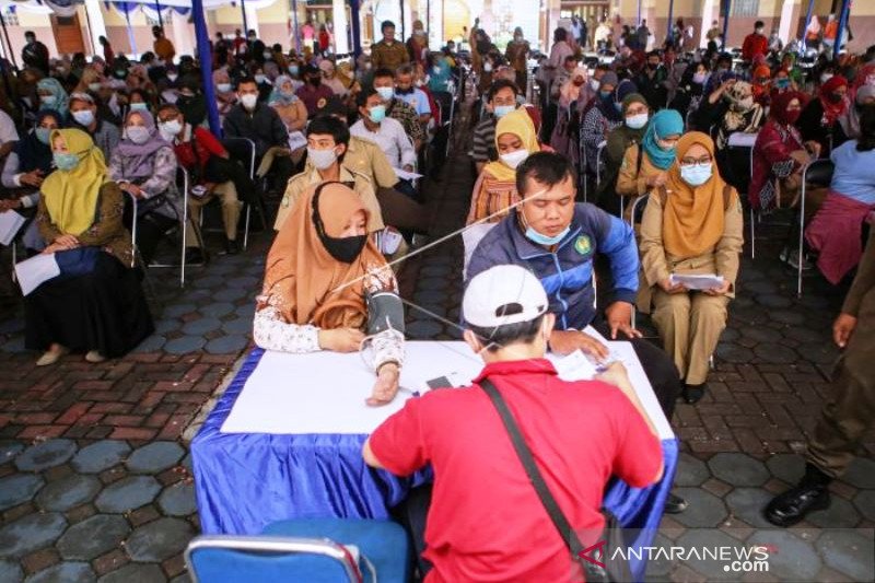 Vaksinasi COVID-19 Bagi Guru Di Kota Tangerang