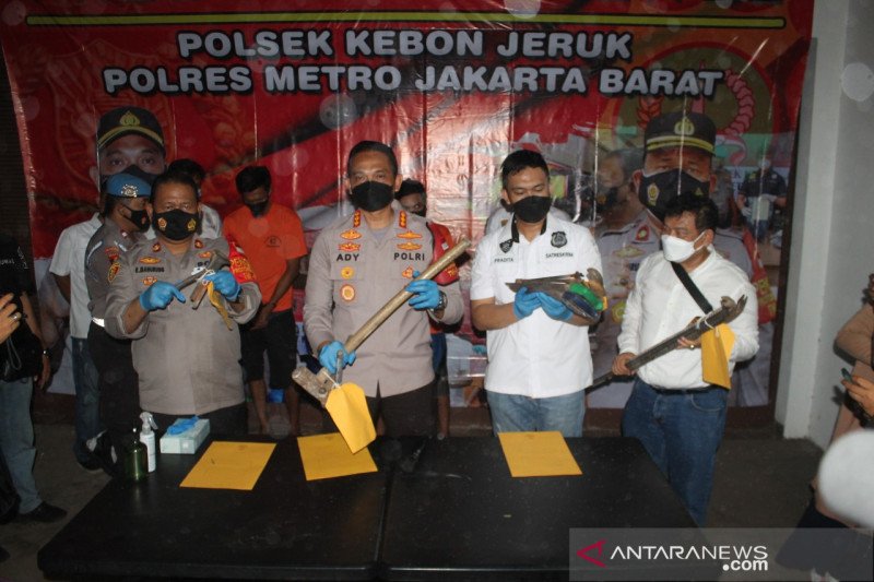 Polres Jakbar ringkus dua pelaku pencurian furnitur rumah di Kedoya