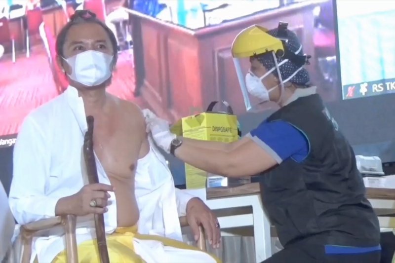 Denpasar gelar vaksinasi COVID-19 bagi tokoh agama, adat dan seniman