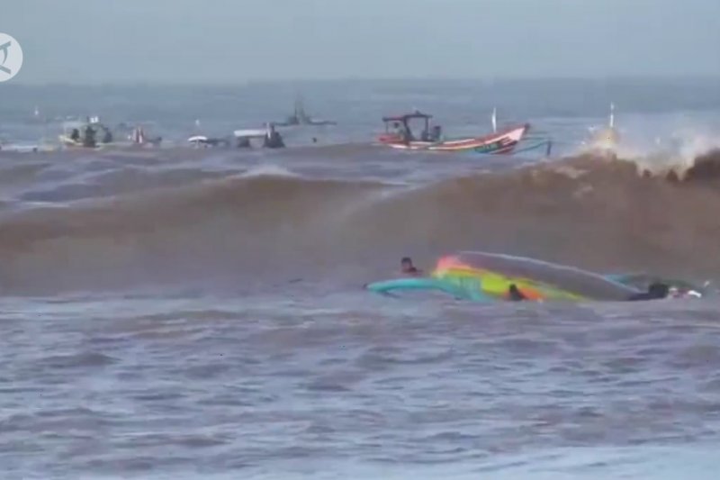 4 perahu Jember terbalik, 1 nelayan Hilang