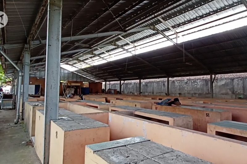 Kondisi hanggar tak layak dikeluhkan pedagang Pasar Kranggot