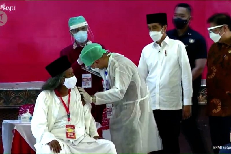 Tinjau vaksinasi ulama, Presiden berharap aktivitas keagamaan berjalan baik