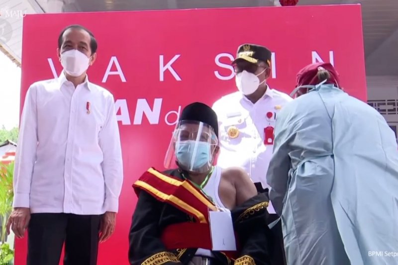 Presiden targetkan vaksinasi bagi 70% penduduk rampung tahun ini