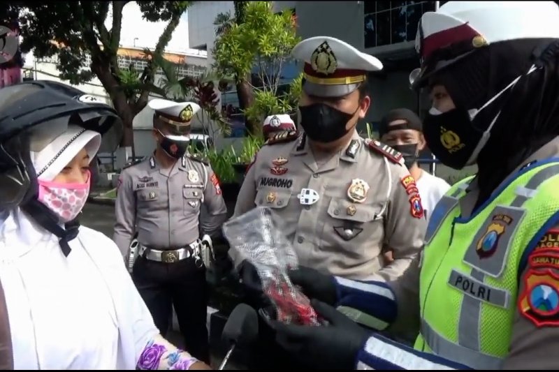 Terjaring operasi yustisi, pengguna jalan dapat cabai