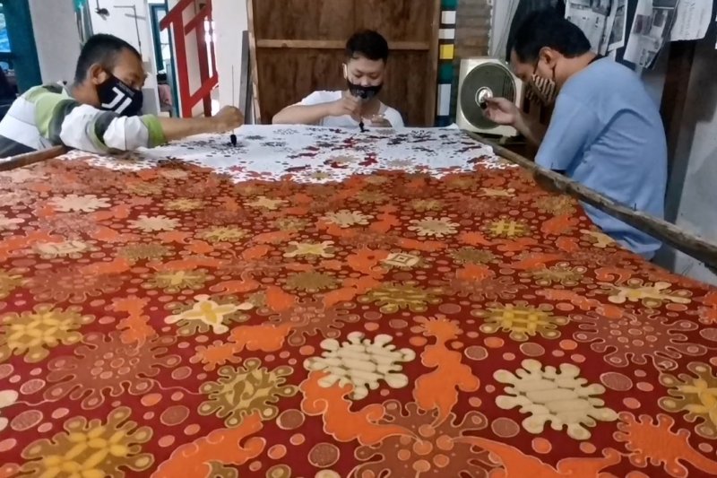 Batik motif corona kreasi penyandang tuna rungu wicara