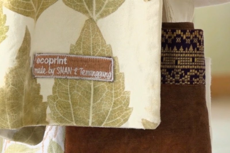 Meningkatkan keterampilan guru melalui batik ecoprint
