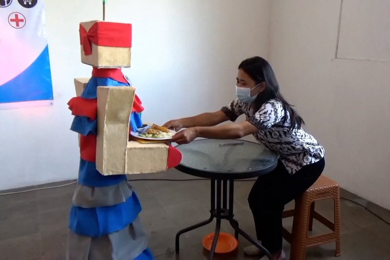 Siswi SMK di Klaten bikin robot pelayan