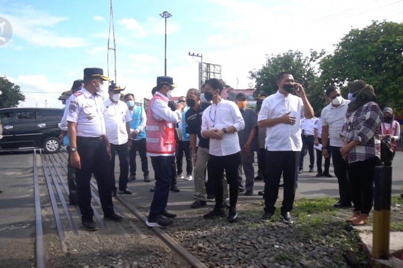 Budi Karya dan Gibran tinjau revitalisasi Terminal Tirtonadi