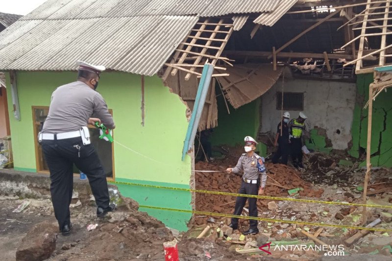 Polisi selidiki penyebab truk tabrak madrasah di Garut