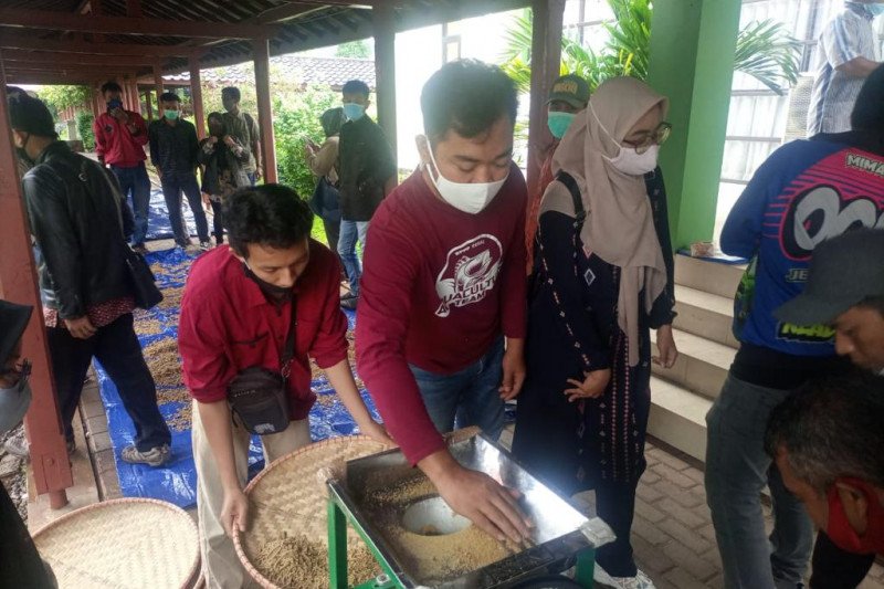 KKP latih pembudi daya Cianjur buat pakan ikan berbahan baku lokal