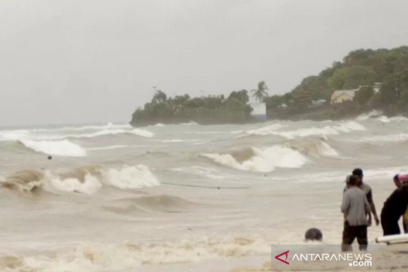 BMKG ingatkan warga waspada gelombang 4 meter di sebagian perairan NTT