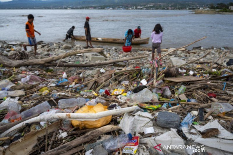 Air pasang bawa sampah plastik