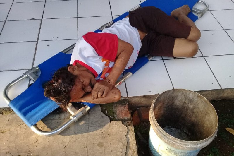 Seorang lansia luka akibat terserempet kereta api di Matraman