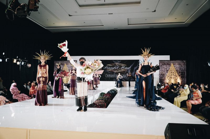 Ulos Batak tampil menawan di Indonesia Fashion Parade 2021