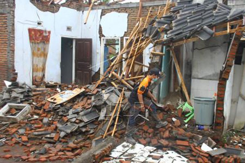 Penanganan dampak gempa Malang