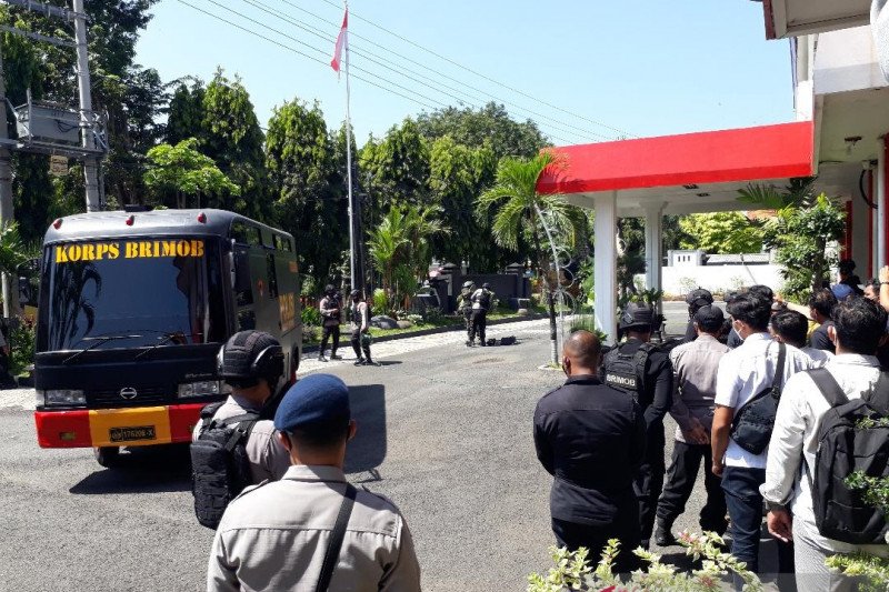Petugas ledakkan tas misterius di halaman Kantor DPRD Kediri