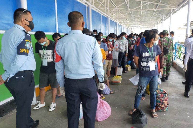 Tiga pekerja migran yang dideportasi dari Malaysia terpapar COVID-19