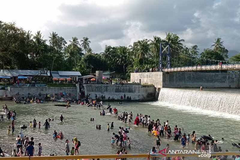 Ratusan warga Padang tetap mandi Balimau meski dilarang kepolisian