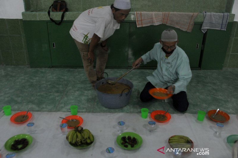 Tradisi bubur masjid Ki Gede Ing suro