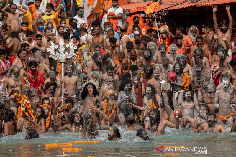 Umat Hindu berkumpul di Sungai Gangga, India catat rekor kasus COVID