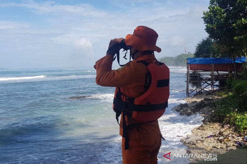 Petugas cari wisatawan yang sudah tiga hari hilang di laut Pangandaran